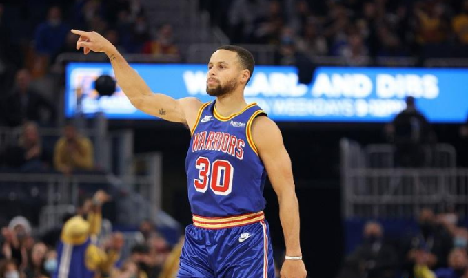 米兰官方网站- 库里单场15记三分，打破NBA历史纪录  